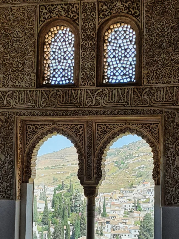 Arquitectura árabe tradicional en Granada cerca del hotel boutique Good Game Corral del Carbon
